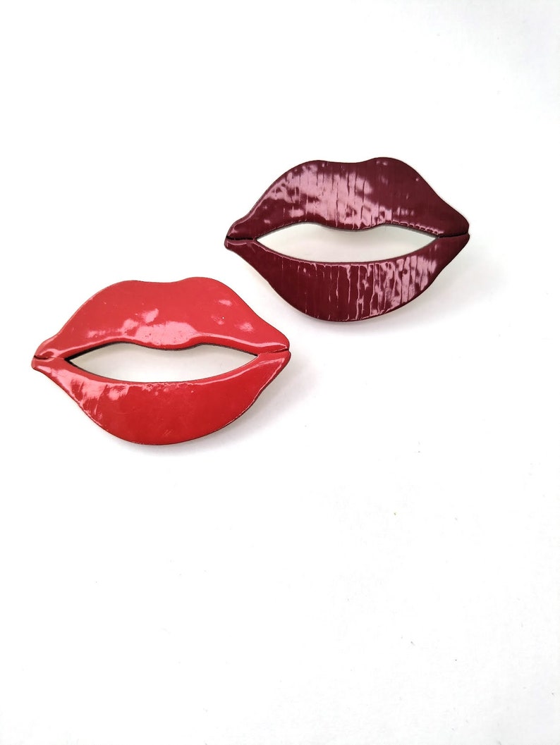 Broche lèvres, grande broche rouge en bois broche baisers image 1