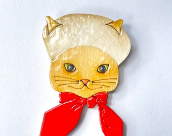 Chat avec broche foulard