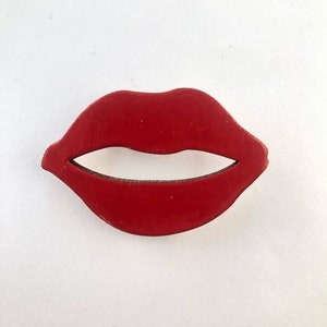Broche lippen, grote rode houten broche kusjesbroche afbeelding 2