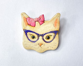 Broche kat met bril en strik, witte kattenbroche