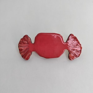 Broche de bonbons, grande broche en bois rouge image 1