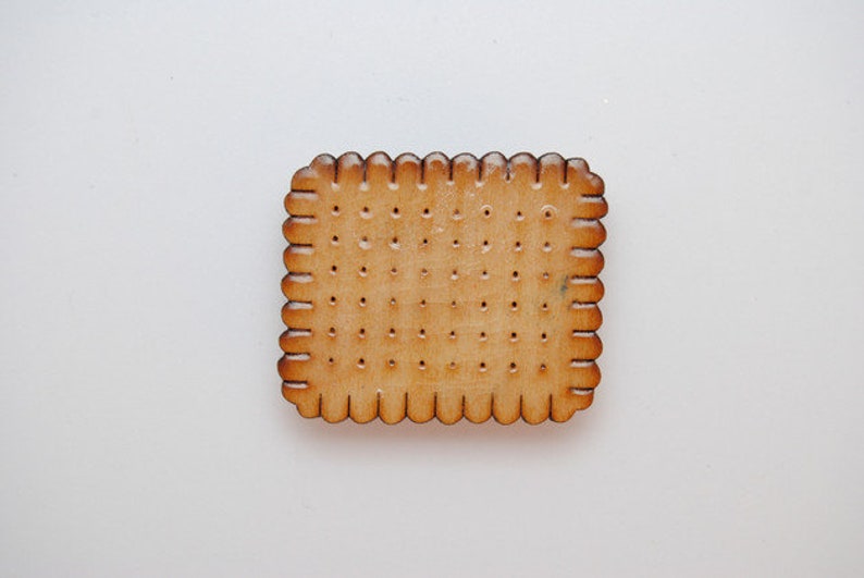 Broche biscuit petit-beurre, broche amusante en bois image 1