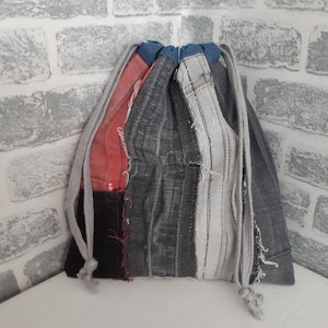 Handgemachte Vintage Boro Denim kleine Kordeltasche aus Distressed Jeans Patches, Lässige Medizin Tasche
