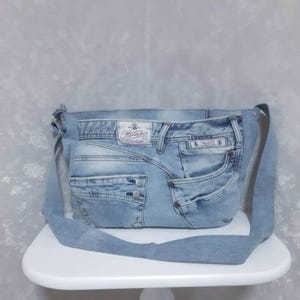 Handgemachte hellblaue Hobo-Denim Umhängetasche, Jeans Umhängetasche mittelgroß aus Shabby Jeans