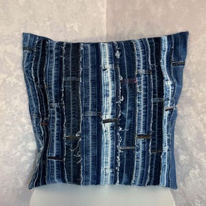 Federa in denim patchwork pazzesca 20"x20", fodera per cuscino blu Boro, fodera per cuscino in jeans riciclati, cuscino decorativo in stile boho rustico, denim vintage