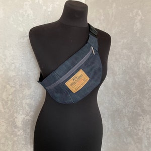 Riñonera vaquera hecha a mano, riñonera informal gris, riñonera vaquera desgastada, billetera con cinturón de jean, bolso de pecho vaquero