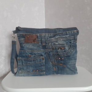 Bolso de mano informal de mezclilla hecho a mano, bolso de mano grande de noche de jeans desgastados con correa de muñeca adicional, bolso de mezclilla para tableta