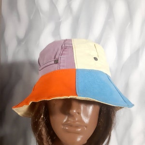 Bob en patchwork en denim arc-en-ciel fait main 23 pouces, chapeau en jean multicolore dans un style streetwear, chapeau patchwork fou bohème 59 cm