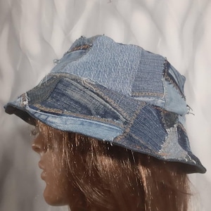 以下が含まれることがあります： パッチワークデニムのバケットハット。さまざまなブルーデニムの色合いを組み合わせて作られており、ユニークなパターンを作り出しています。つばはわずかにカーブしており、カジュアルでリラックスしたスタイルです。スタイリッシュなアクセサリーです。