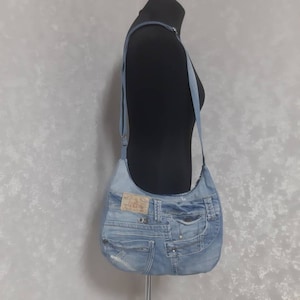 Sac ample en denim fait main, sac en denim décontracté de taille moyenne, sac hobo en jeans minable.  Sac bandoulière en jean recyclé
