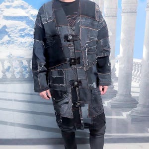 Cappotto in denim patchwork nero da uomo fatto a mano, taglia 2XL, giacca lunga Boro realizzata con toppe di jeans riciclati e rovinati, giacca in denim unisex