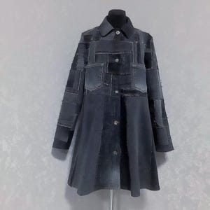 Cappotto in denim patchwork grigio scuro fatto a mano, taglia L, giacca lunga Boro realizzata con toppe di jeans riciclati e rovinati.