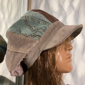 Gorra de vendedor de periódicos de pana vaquera hecha a mano con parches de 22,8", sombrero vaquero multicolor de estilo urbano, sombrero patchwork Falls de 58 cm