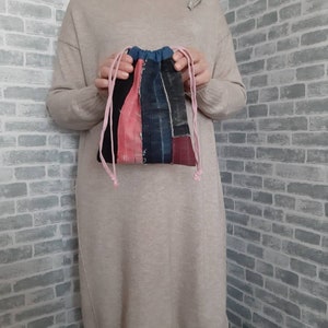 Handgemachte kleine Geldbörse aus vintage Boro Jeans-Patches, lässige Geldbörse mit Kordelzug