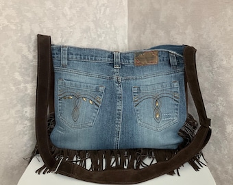 Borsa tote in denim realizzata a mano con frange in pelle, borsa a tracolla in jeans riciclati, tracolla in pelle regolabile, borsetta in stile boho street.