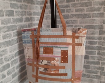 Bolso hobo de patchwork hecho a mano con bordado Sashiko y parches decorativos de cuero.