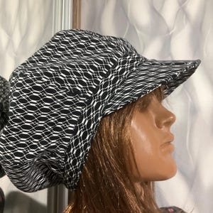 Gorra de vendedor de periódicos extragrande hecha a mano con parches de 24,4", estilo bohemio con rastas en estilo urbano, gorra rasta de tela informal de 62 cm.