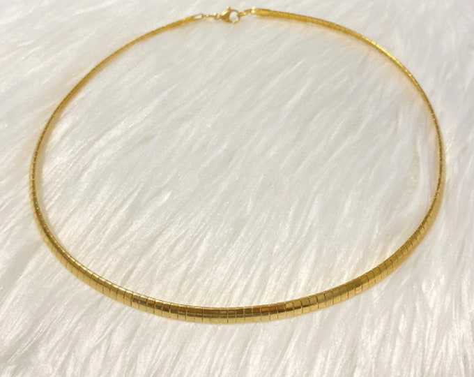 Golden Elegance Stainless Steel Omega Flat Chain Necklace - Round Collar with Lobster Clasp - Stylish Gold Choker"