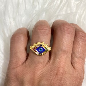 Anillo dorado con ojo turco, detalle multicolor, anillo apilable