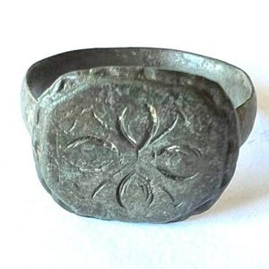 Ancient medieval ring from the time of the Templars with a stylized Star of Bethlehem. Medieval artifact. 20.4 mm (US 10,5)