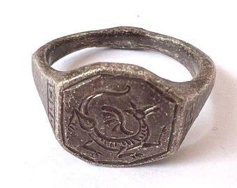 Antieke middeleeuwse zilveren ring met zoömorfe vogel / 12-13 eeuw n.Chr. / 17,4 mm (US 7)