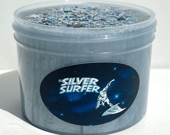 Slime trasparente a tema Silver Surfer, profumato, lucido, elastico e sensoriale, divertente per tutte le età.