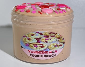Slime cremoso color crema nuvola con impasto per biscotti M&M di San Valentino: giocattolo sensoriale antistress.