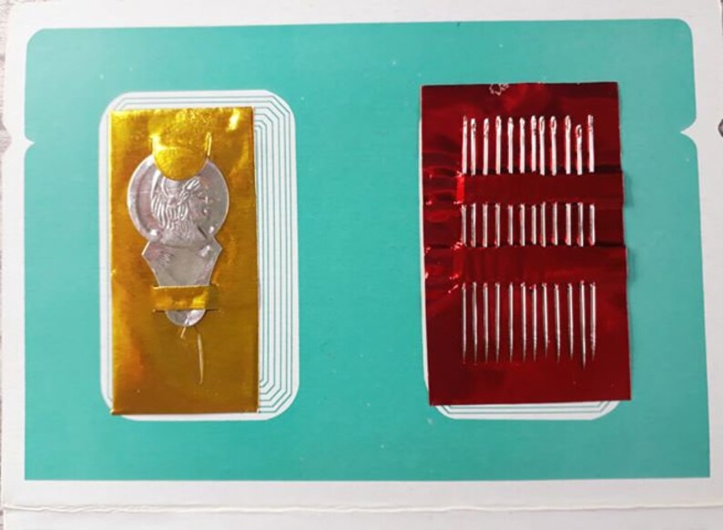 K&ouml;nnte beinhalten: Zwei Packungen N&auml;hnadeln, eine mit einer goldenen Folienverpackung und einem silbernen m&uuml;nzf&ouml;rmigen Design, und die andere mit einer roten Folienverpackung.