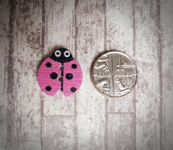 UK 36F 30 LADYBIRD//LADYBUG WOODEN PAINTED BUTTONS 18mm Sewing~Cards~Knitting
