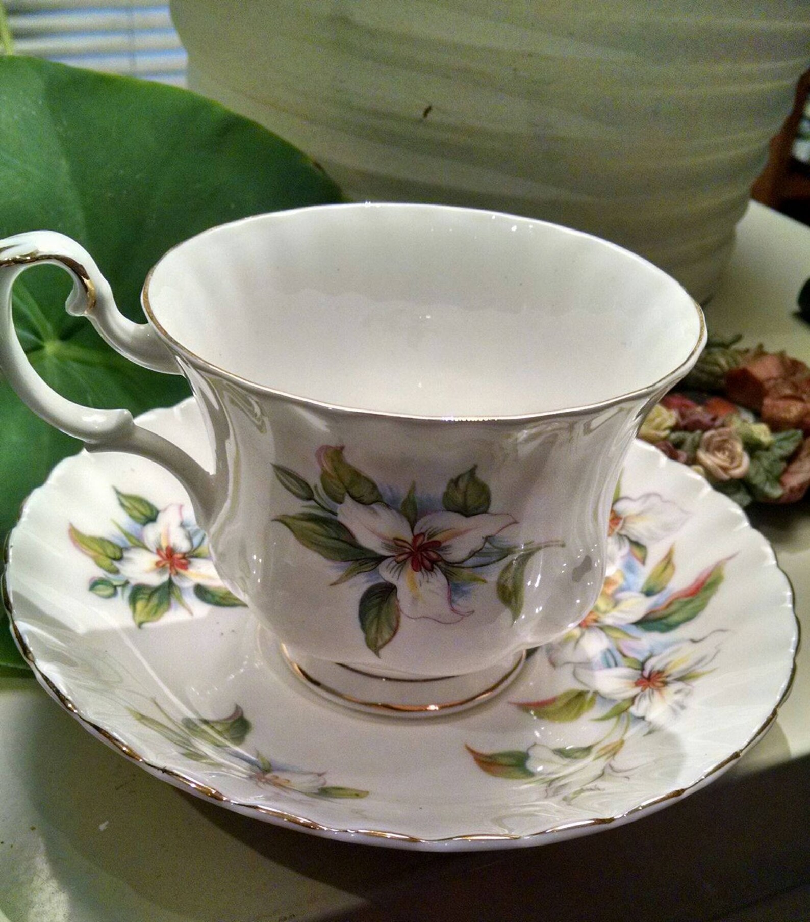 Vintage Royal Albert Bone China Trillium Cup y Saucer Made in Etsy