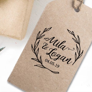 Pieczątka z logo ślubnym | Pieczątka z imieniem ślubnym z prostą grafiką wieńca i tradycyjną typografią | Motyw ślubu boho