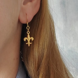 Boucles d'oreilles fleur de lys, boucles d'oreilles pour femme, bijoux fleur de lys, bohème, boucles d'oreilles en or, boucles d'oreilles pendantes, boucles d'oreilles délicates, boucles d'oreilles en laiton