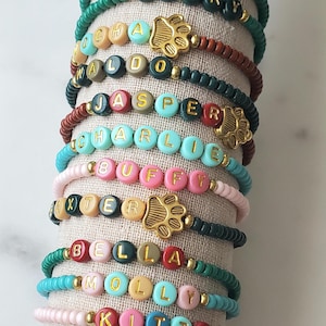 Pulseira com nome de animal de estimação personalizado, presente para mãe de cachorro, pulseira com nome de gato e cachorro, pulseira com contas de estampa de pata, pulseira com contas de letras coloridas, pulseira com contas de sementes