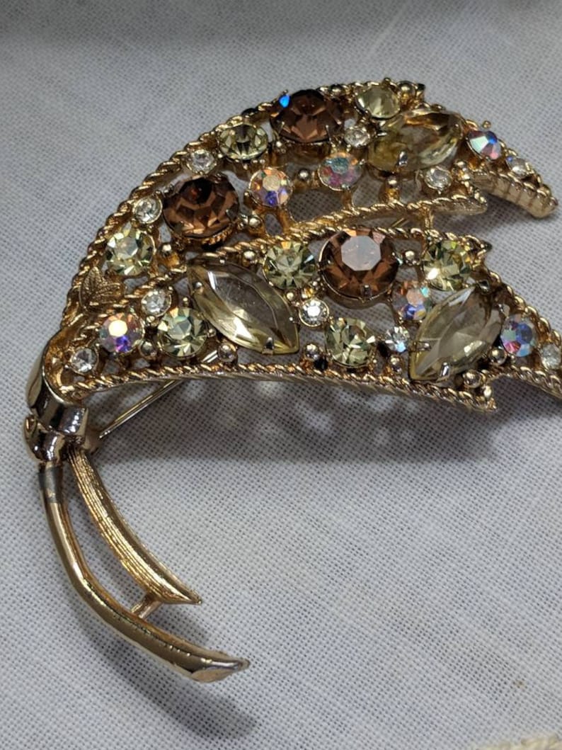Vintage Emmons Brooch Stunning Beautiful signed Gold Tone and aurora borealis gold stones