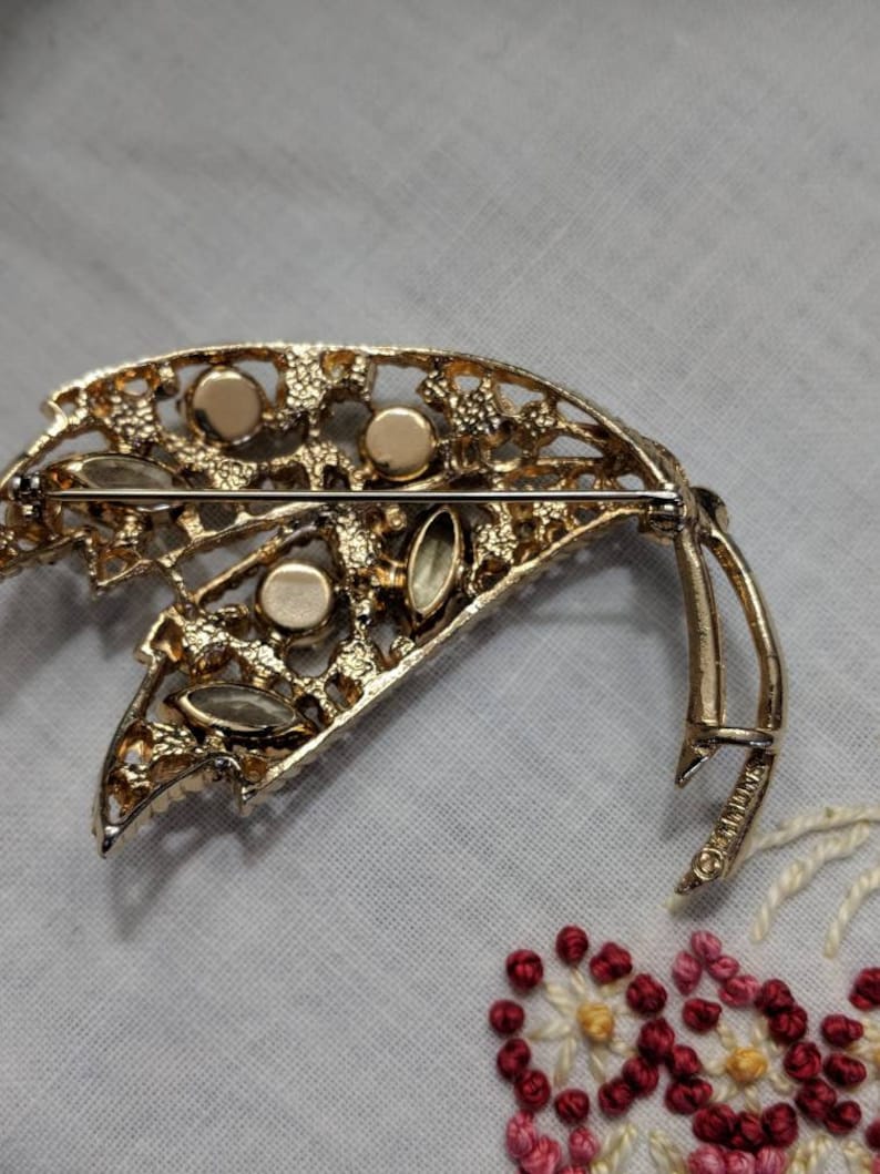 Vintage Emmons Brooch Stunning Beautiful signed Gold Tone and aurora borealis gold stones