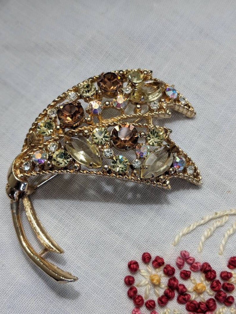 Vintage Emmons Brooch Stunning Beautiful signed Gold Tone and aurora borealis gold stones
