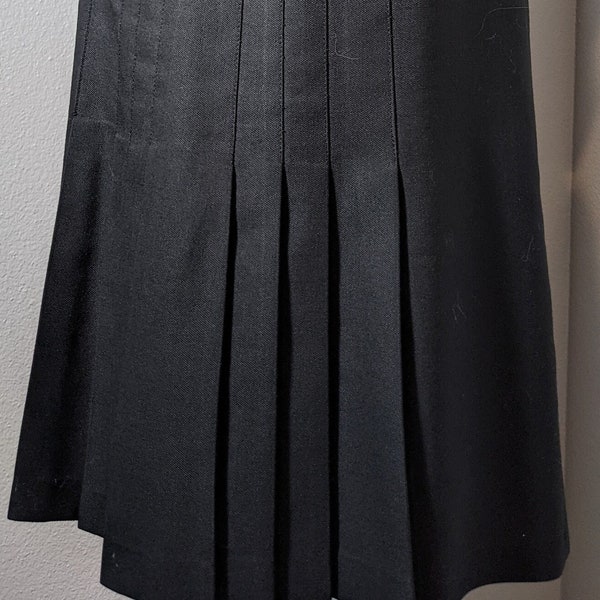 Rare Unique Black Skirt w Tuck Pleats in Back, H.Lance Paris, Pockets, Knee-length, Lined. Small. Office, Business, Funeral, Mourning