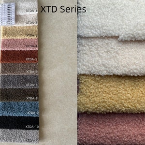 Peut inclure: &Eacute;chantillons de tissu textur&eacute; dans diverses couleurs, dont blanc, beige, rose, marron, gris et bleu. Les &eacute;chantillons sont &eacute;tiquet&eacute;s avec le texte "XTD Series" et des codes num&eacute;rot&eacute;s. Le tissu a une texture boucl&eacute;e et duveteuse.