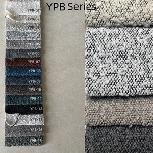 Peut inclure: Un nuancier de tissu intitul&eacute; "YPB Series" avec 15 &eacute;chantillons de couleurs. Les &eacute;chantillons varient du beige clair au gris fonc&eacute; et au sarcelle. Le c&ocirc;t&eacute; droit montre un gros plan de la texture du tissu en nuances de blanc, de gris et de noir.