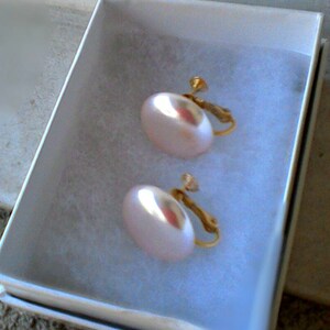 Vintage Pink Pearlescent Round Screw Back Earrings