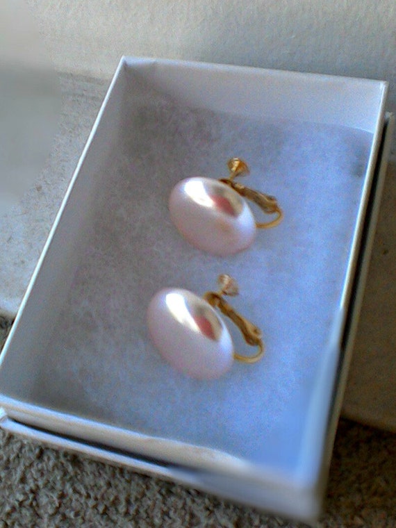 Vintage Pink Pearlescent Round Screw Back Earrings - image 1
