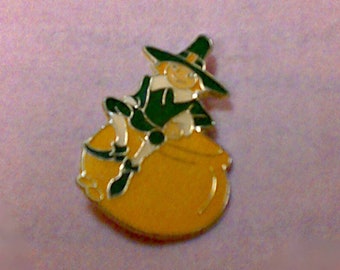 Thanksgiving Pilgrim with cook pot metal pin