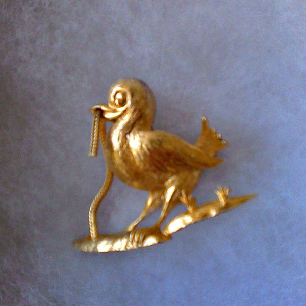 Signed Lisner Goldtone Robin with Worm Brooch/Pin