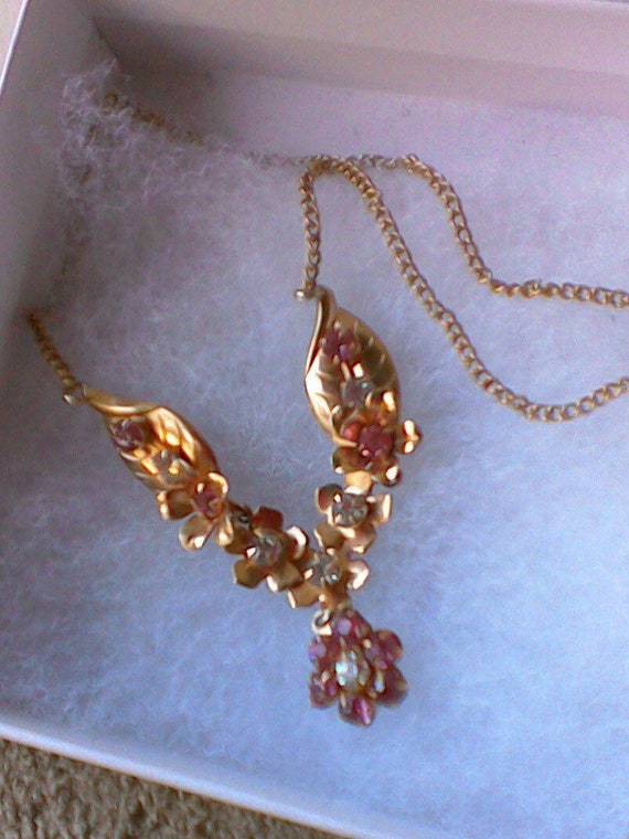 Vtg Jewelry Gold Tone Leaves and flowers with  pin