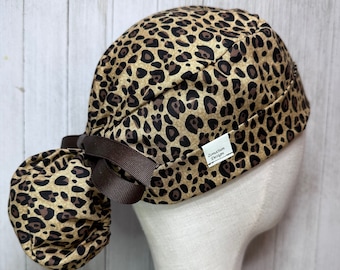 Bonnet de bloc opératoire imprimé léopard pour queue de cheval : bonnet chirurgical en coton pour femme, motif léopard, idéal pour les médecins, infirmières, vétérinaires, dentistes, infirmiers anesthésistes et assistants médicaux.