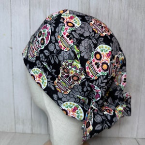 Dia de los Muertos Tie Back Scrub Cap: Women's Sugar Skulls Pixie Surgical OR Hat, Day of the Dead Fall Holiday Doctor Nurse Medical CRNA PA