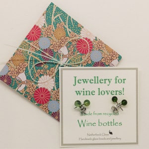 Cadeau d'anniversaire Cadeau amusant pour les amateurs de vin. Boucles d'oreilles en verre recyclé, respectueux de l'environnement et upcyclé avec carte de message. Emballage cadeau gratuit.