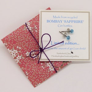 Amateur de gin, cadeau amusant pour meilleur ami. Boucles d'oreilles. Cadeau d'anniversaire. Carte de message amusante. Cadeau pour elle. Bouteille de gin recyclée en verre écologique.