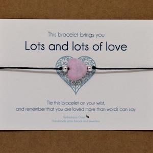 Cadeau pour adolescente. Cadeau de soutien pour examen. Bracelet de l'amitié avec coeur en verre travaillé au chalumeau et carte postale. Bonne chance aux examens de niveau A du GCSE
