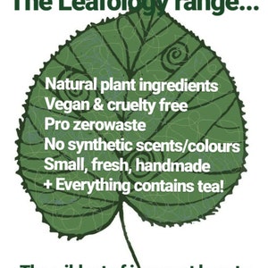 Puede incluir: Una hoja verde con el texto "The Leafology range..." en la parte superior y una lista de caracter&iacute;sticas del producto debajo: "Natural plant ingredients", "Vegan & cruelty free", "Pro zerowaste", "No synthetic scents/colours", "Small, fresh, handmade", "+ Everything contains tea!" y "The wild art of innocent beauty" en la parte inferior.